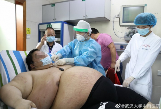 Zhou durante unas pruebas médicas en el Hospital de Wuhan.